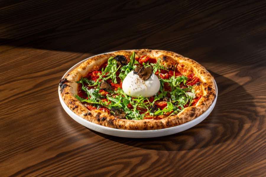 Burrata, roka ve siyah trüflü pizza