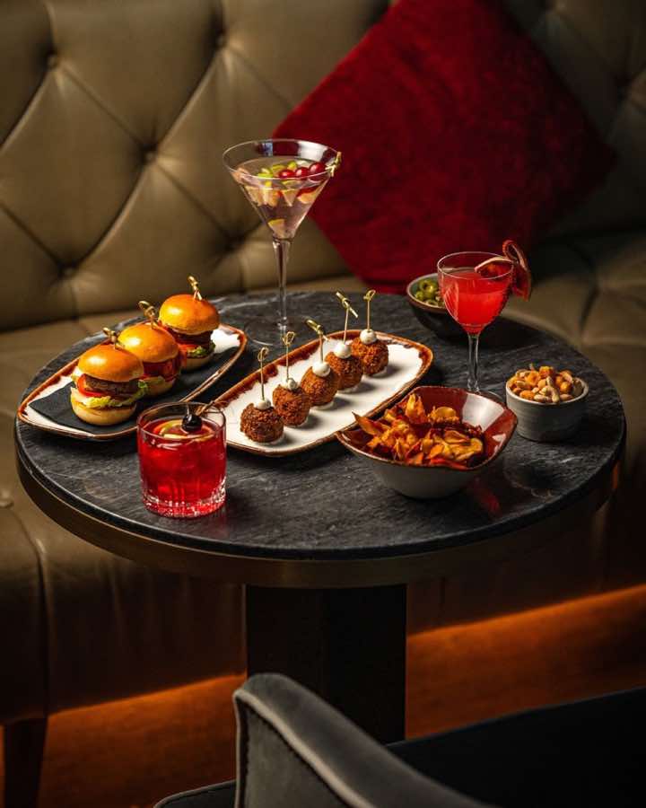 Atıştırmalıklar ve ev kokteylleriyle aperitivo masası