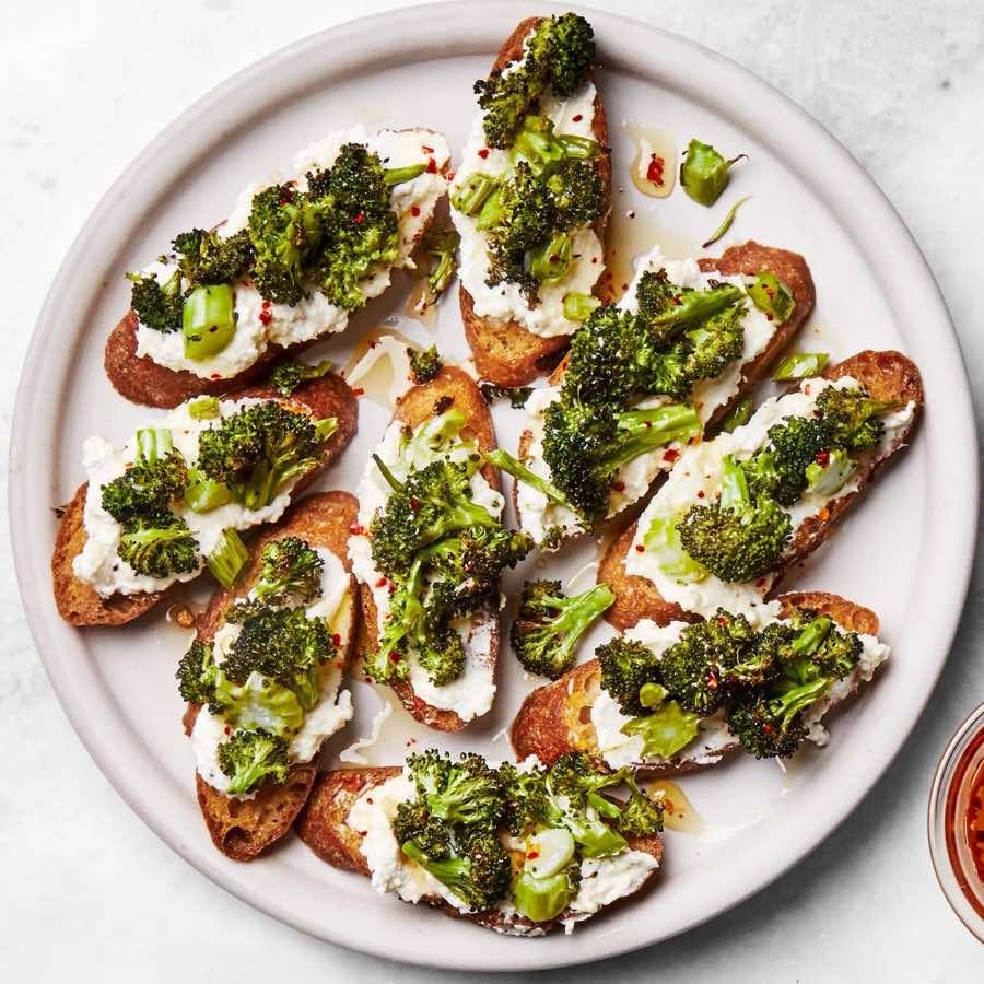 Ricotta, kavrulmuş brokoli ve acılı bal ile crostini