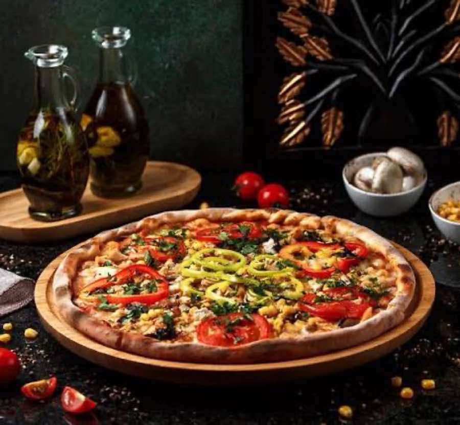 Fırından yeni çıkmış el yapımı pizza